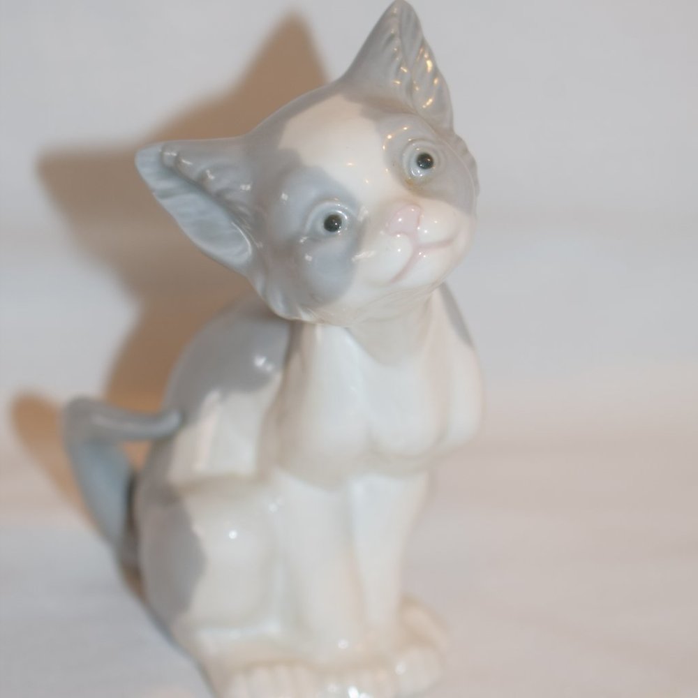 Lladro Feed Me #5113 Porcelain Cat Figurine
